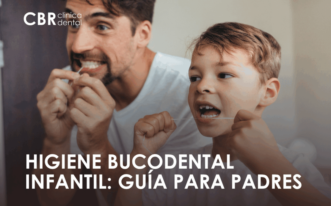 niño cepillándose los dientes con ayuda de su padre